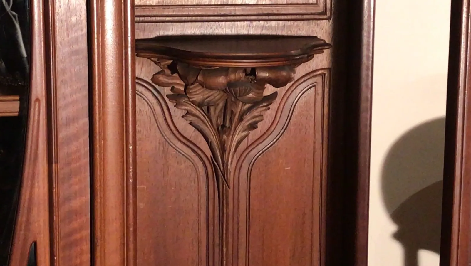 Vetrina antica di E.Dienst, con intagli floreali e dettagli classici.