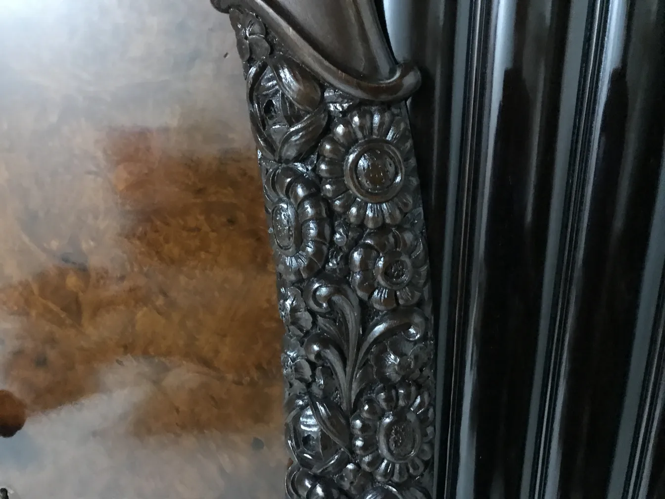 vitrine antique avec des motifs floraux sculptés