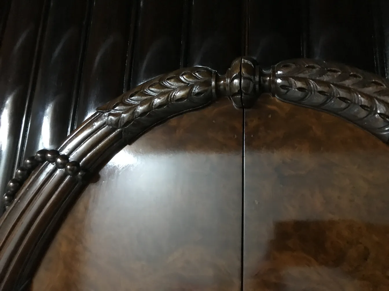 Antike Vitrine mit dekorativen Details an der Tür