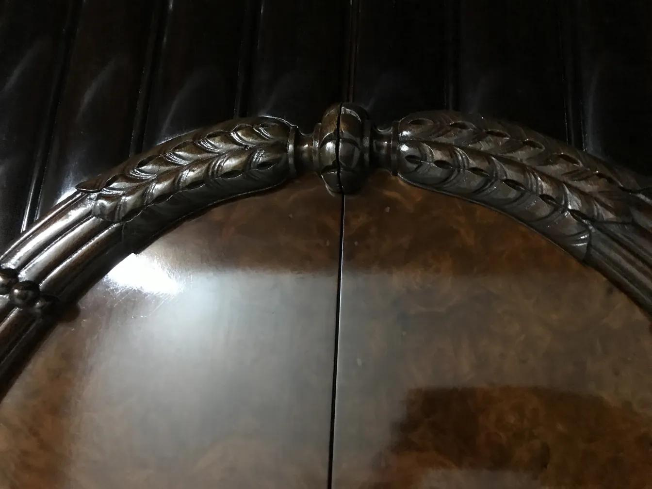 vitrina antigua con detalles ornamentales en la parte superior