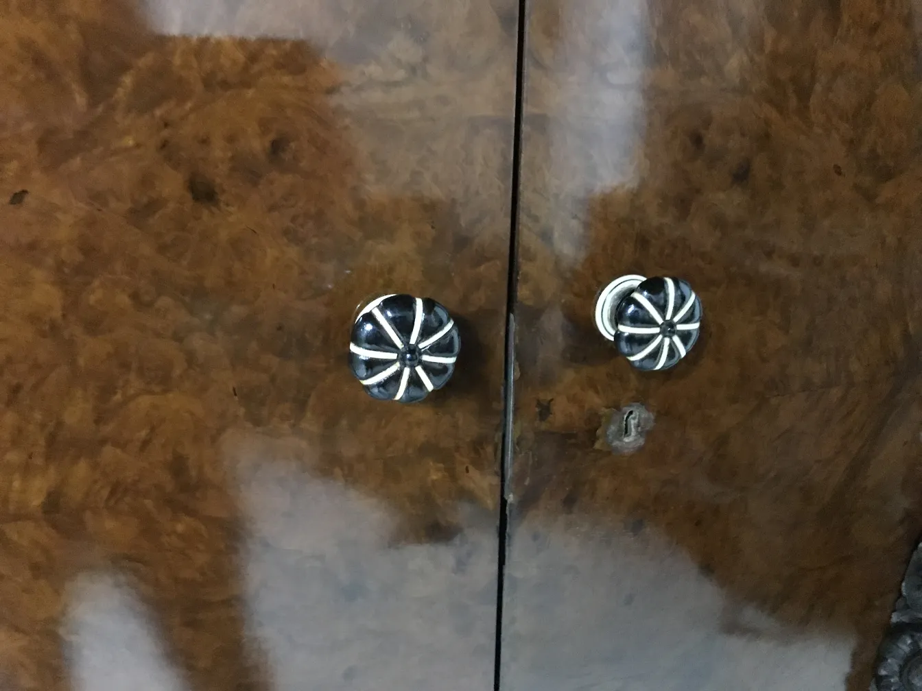 우아한 디자인의 고전적인 디스플레이 캐비닛, 장식 손잡이 포함