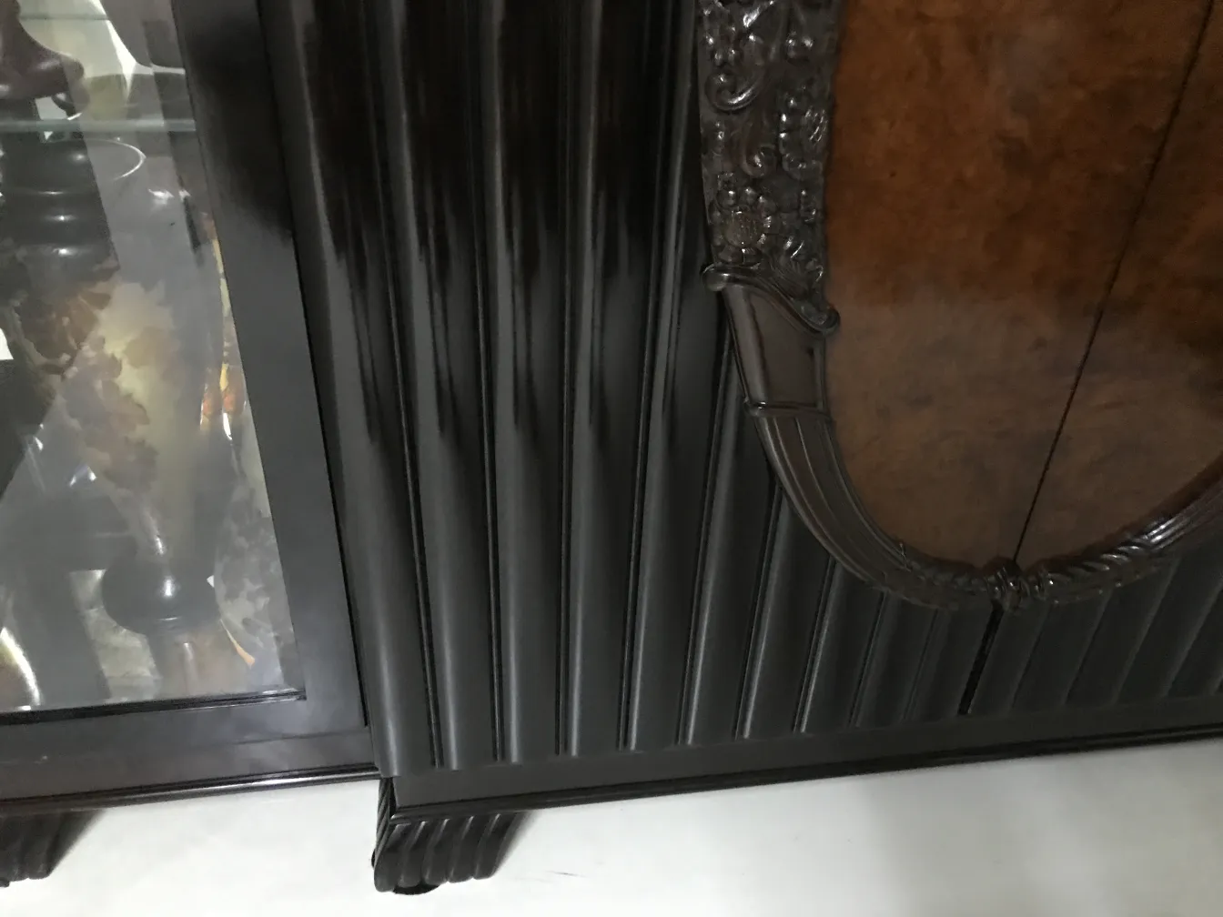 vitrine antiga com detalhes decorativos visíveis e fundo claro