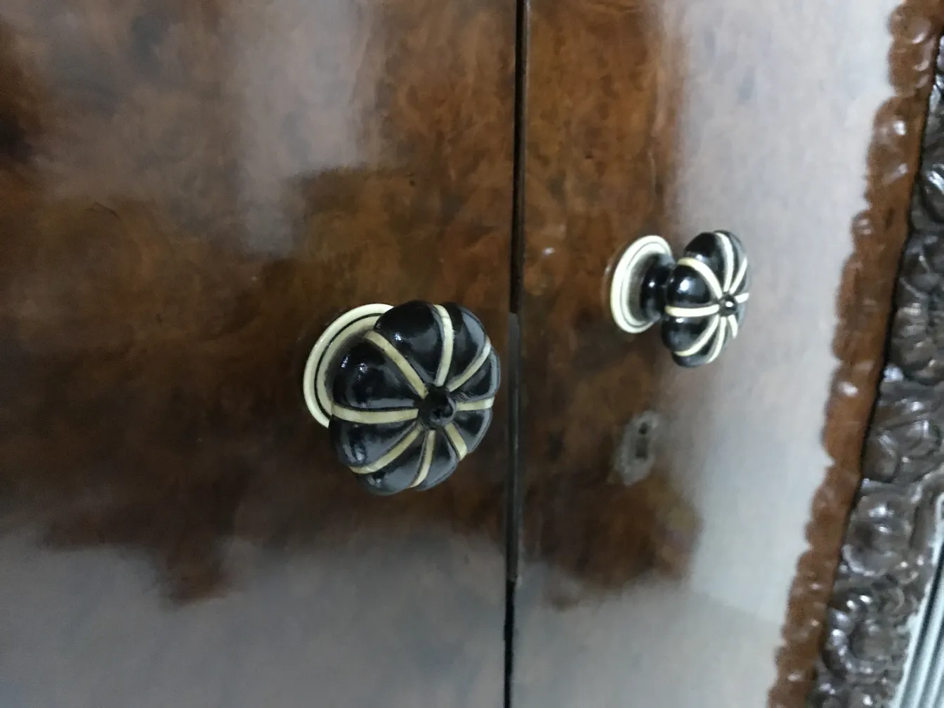 ダーク背景にエレガントなハンドルを持つ古い陳列ケース