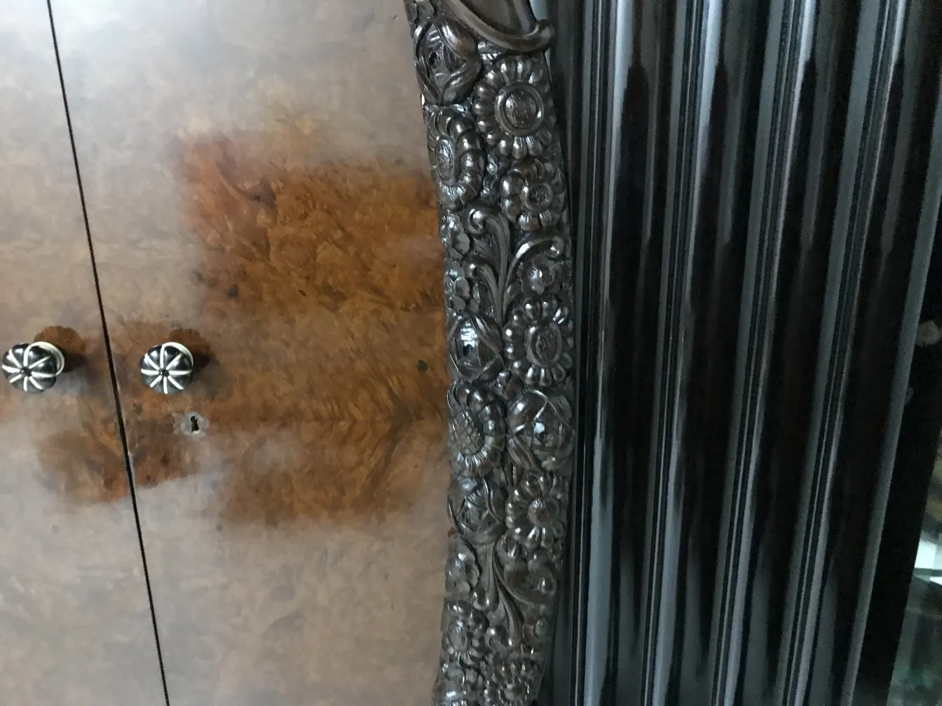 vitrine antiga com um quadro ricamente esculpido, decorações florais