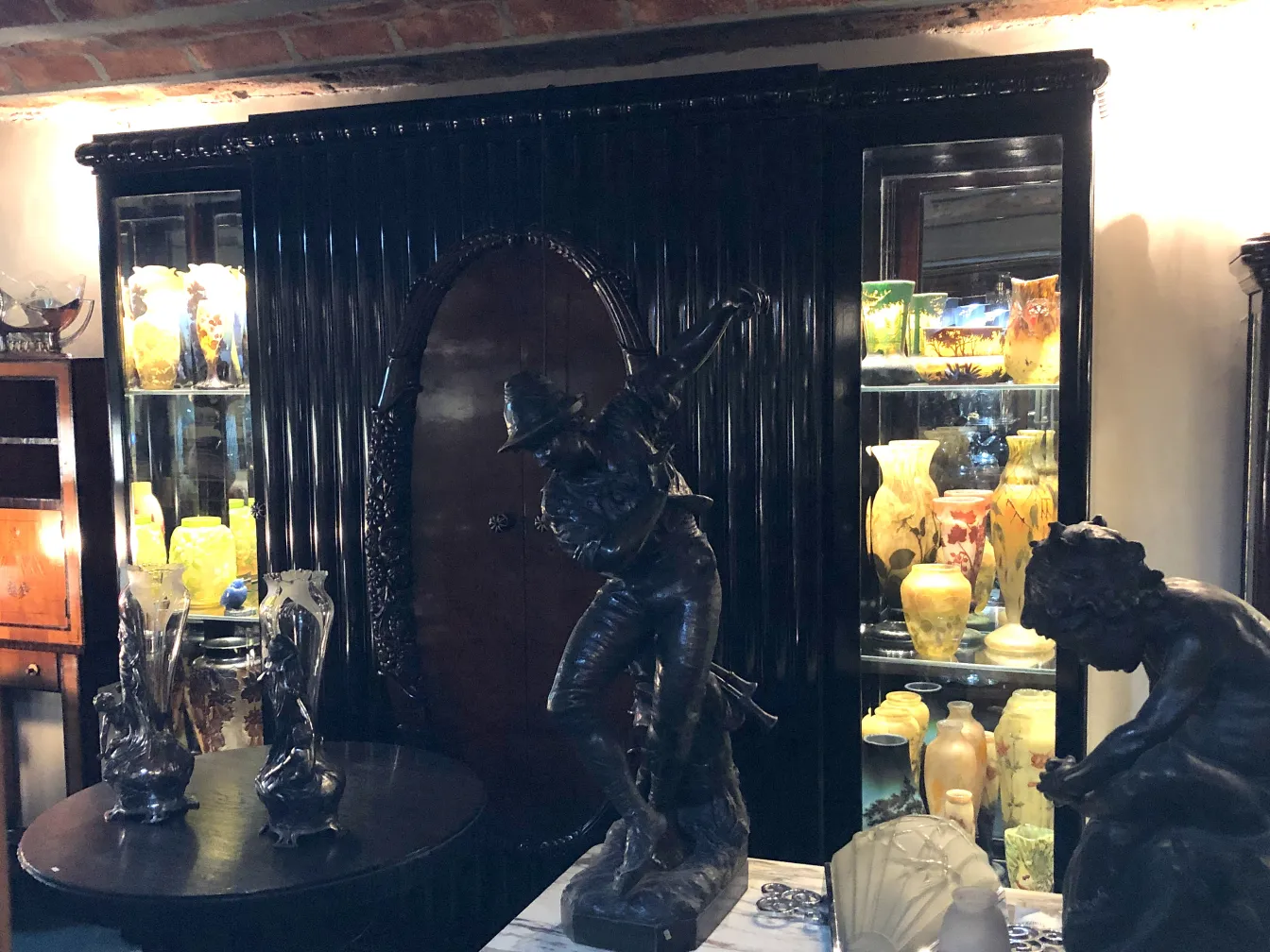 古い展示キャビネット、環境は装飾的で色とりどりの彫刻と花瓶を持つ