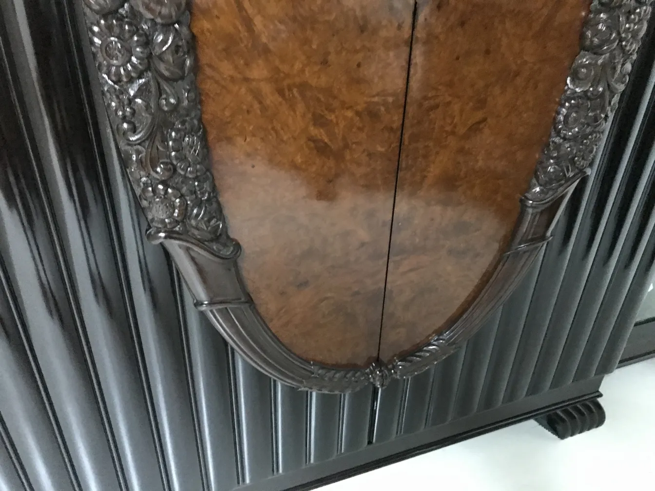 Antike Vitrine mit Blumendetails aus Holz, im klassischen Stil eingerichtet.