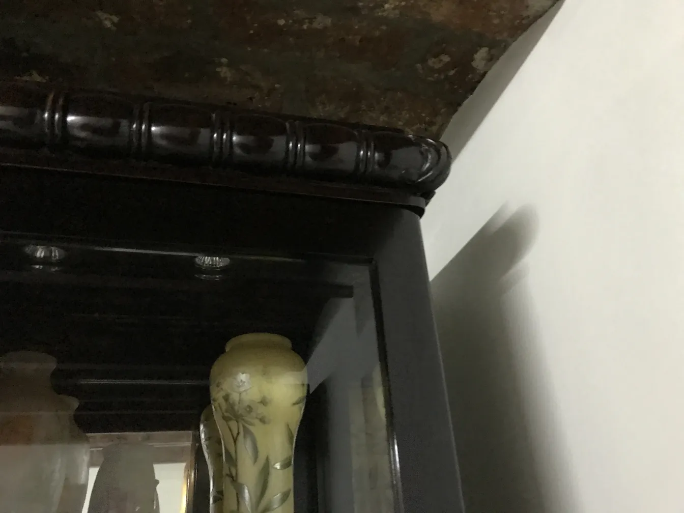 Vetrina antica con oggetti decorativi all'interno.