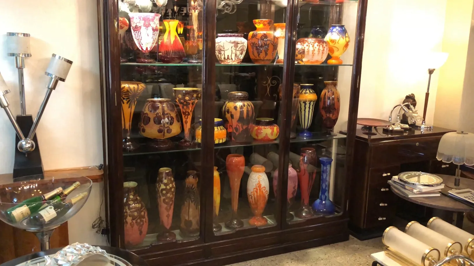 vitrine ancienne montrant divers vases colorés