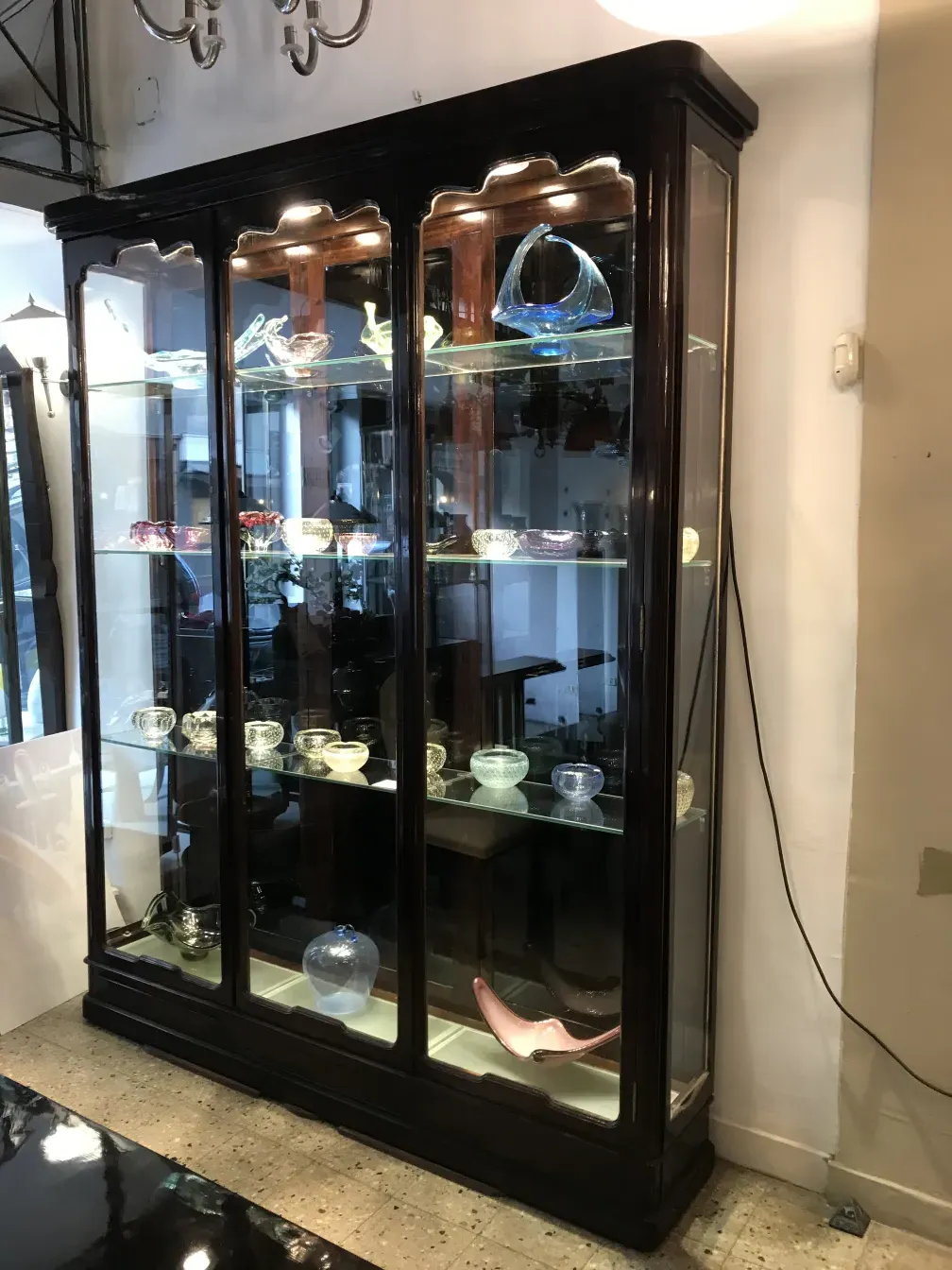 古董展示柜内展示着装饰物品