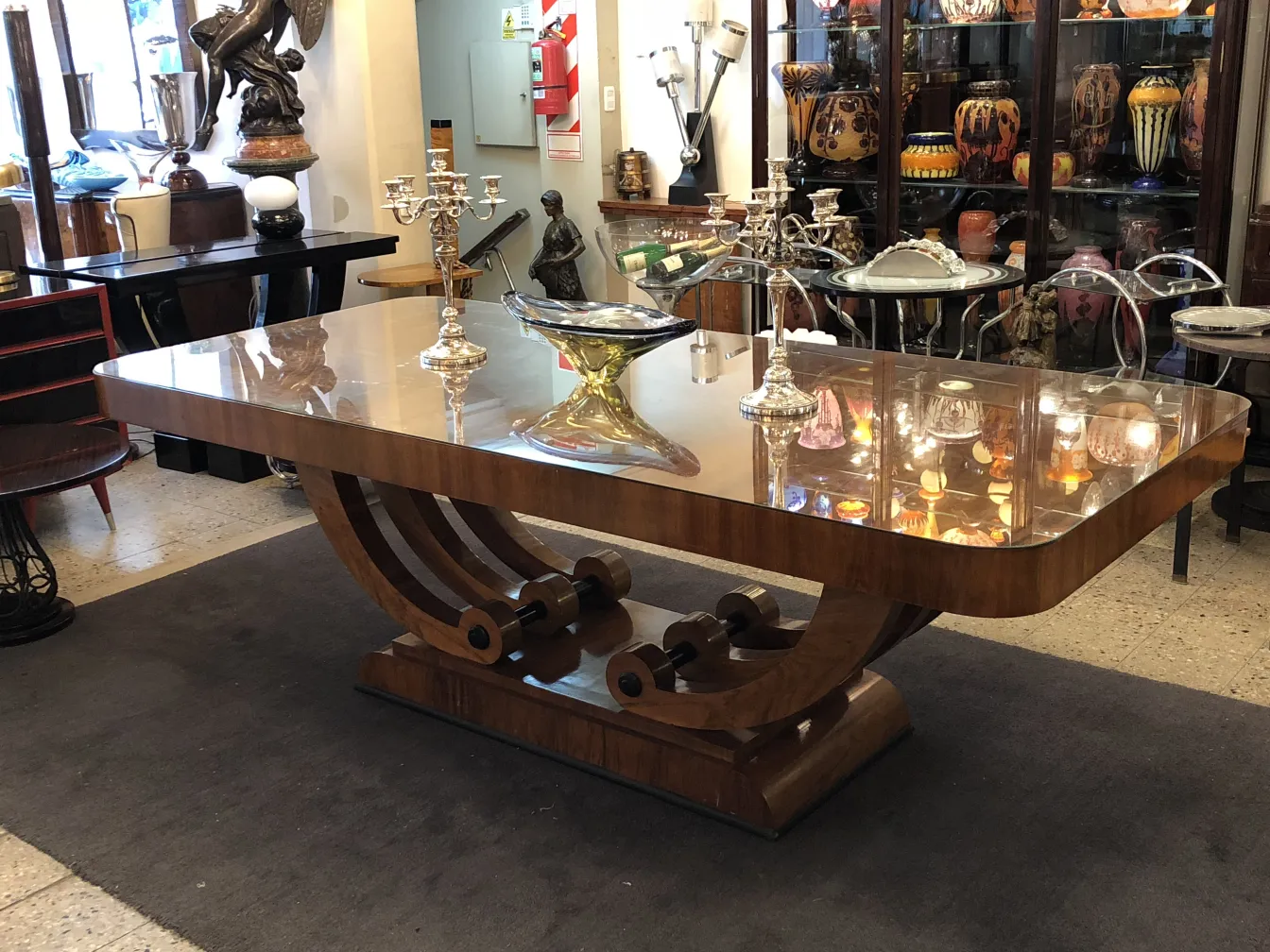 古董展示柜展示各种装饰物品。