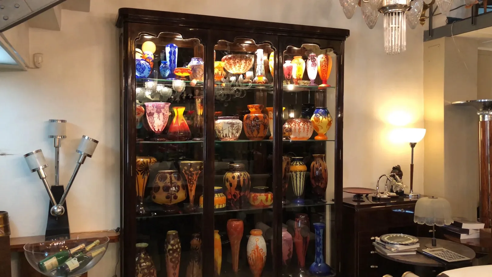 vitrine antique présentant de beaux vases colorés
