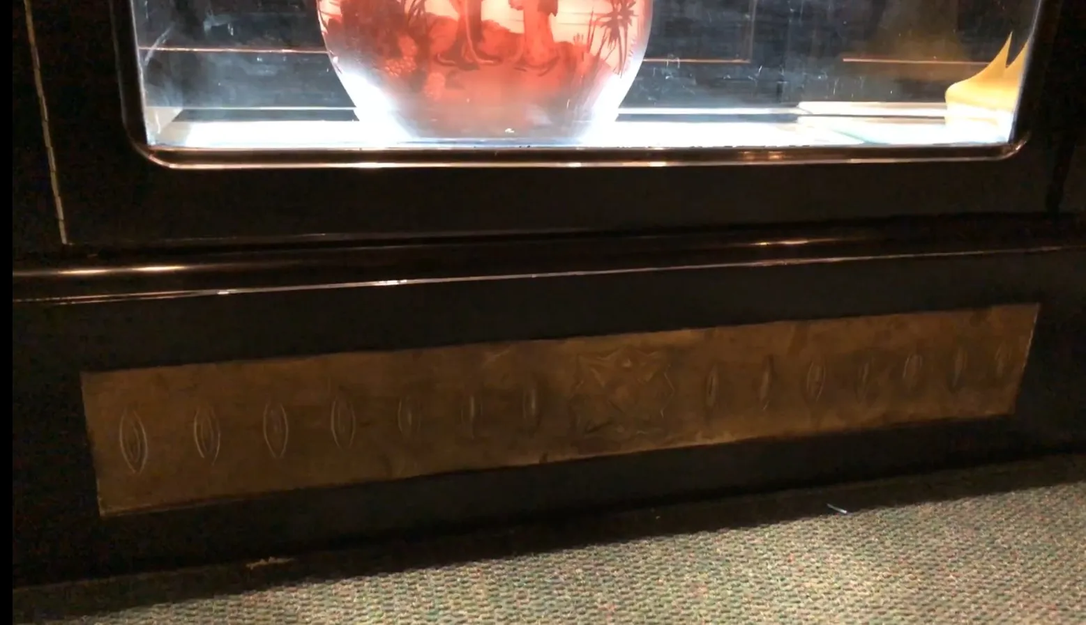 vitrine antiga com detalhes ornamentais.