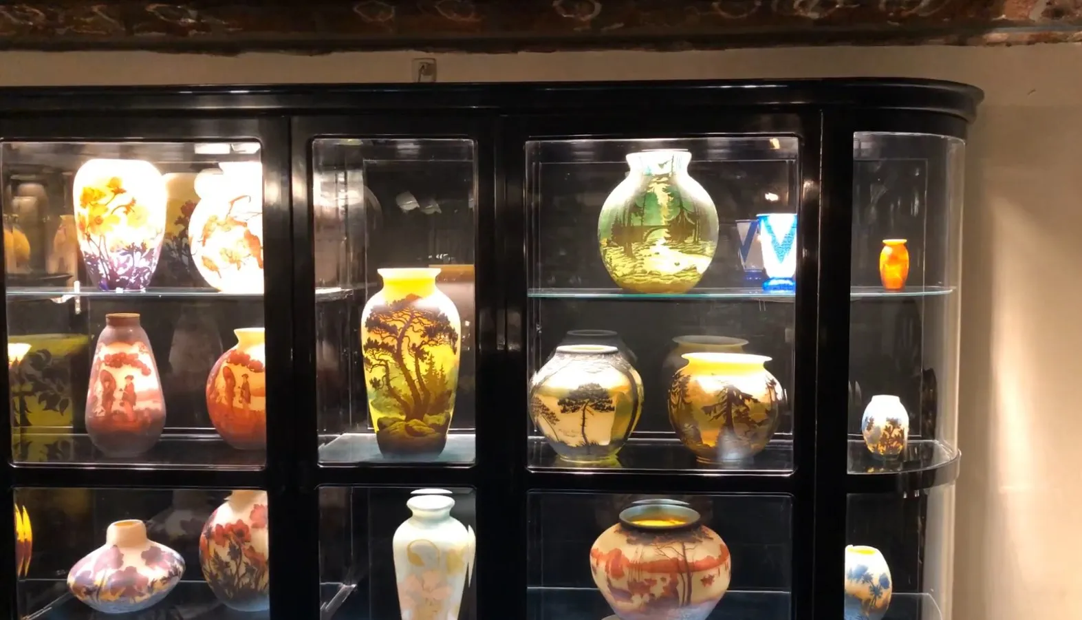 古董展示柜内部展示彩色花瓶