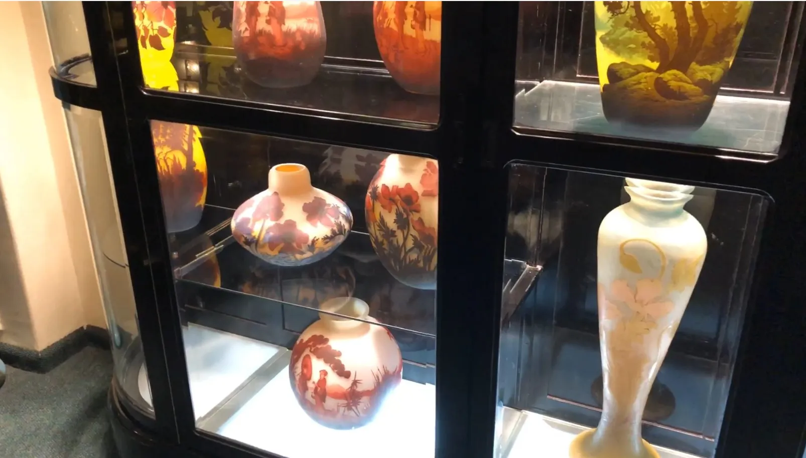 Vitrine mit verschiedenen dekorativen Vasen.