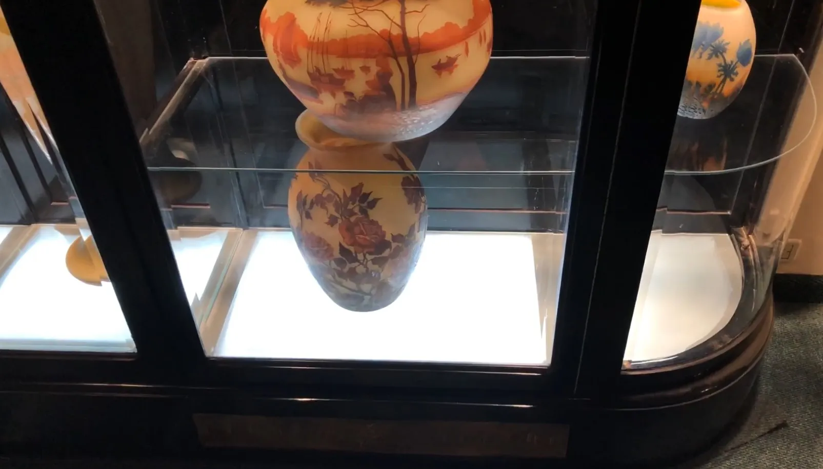 様々な内部装飾と照明的な背景を持つ古代の陳列ケース