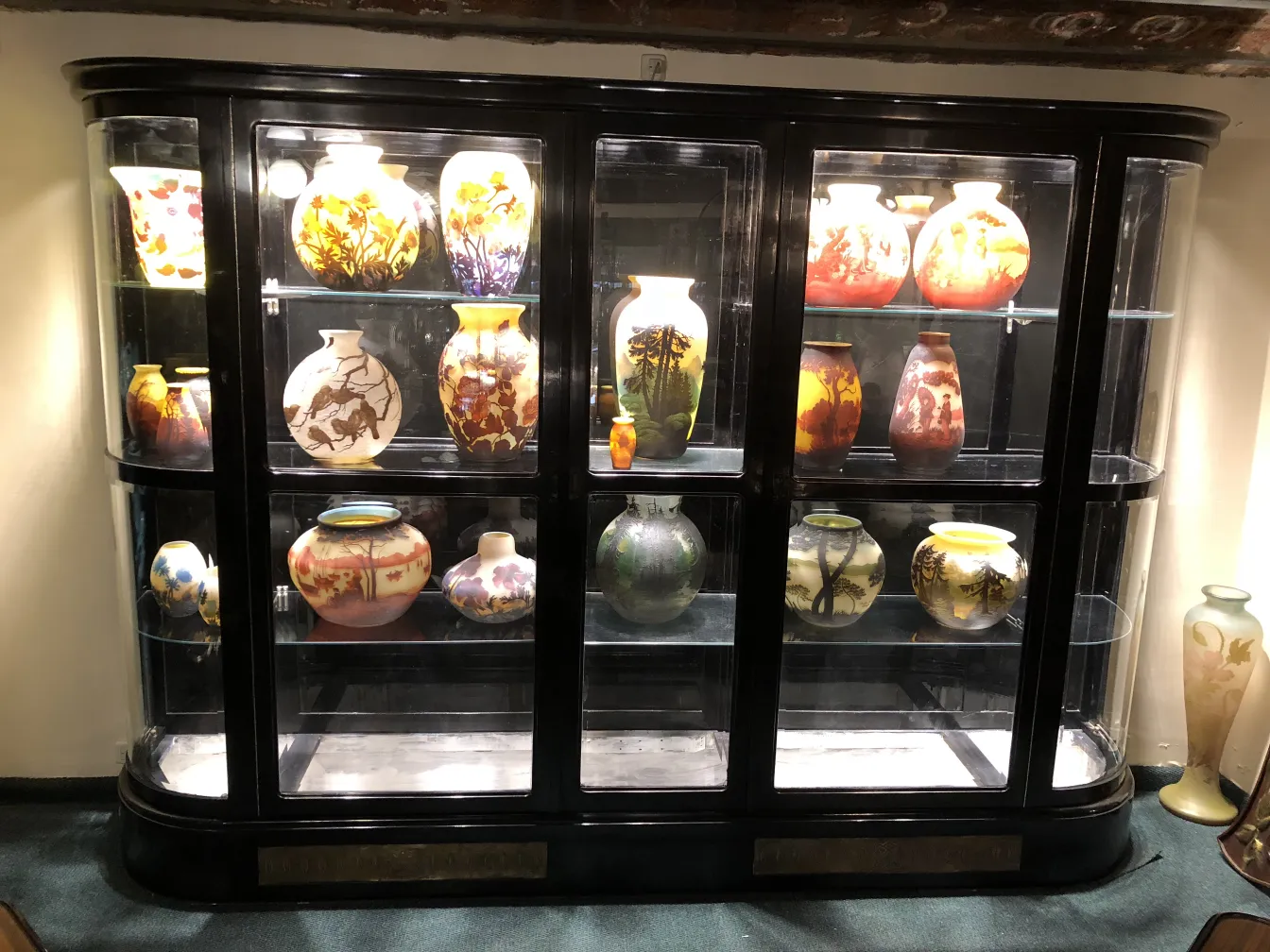 vitrine antiga com vários vasos decorativos