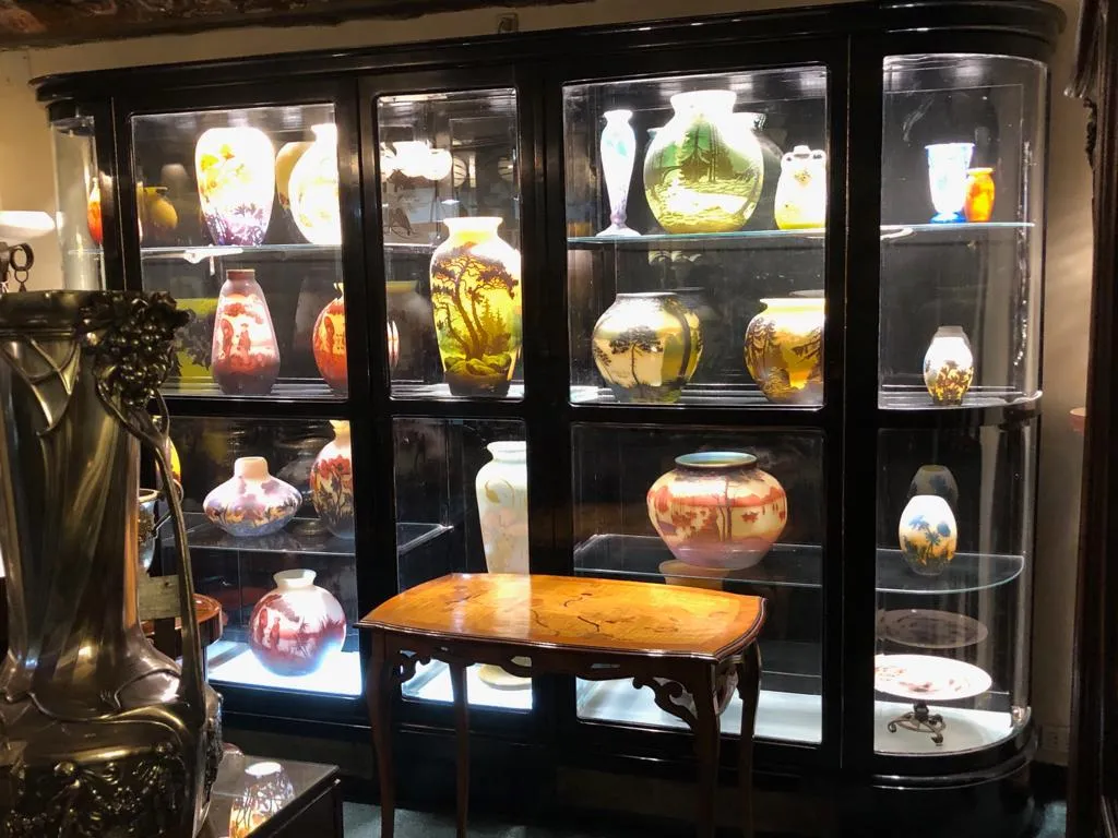 vitrine ancienne avec plusieurs vases colorés