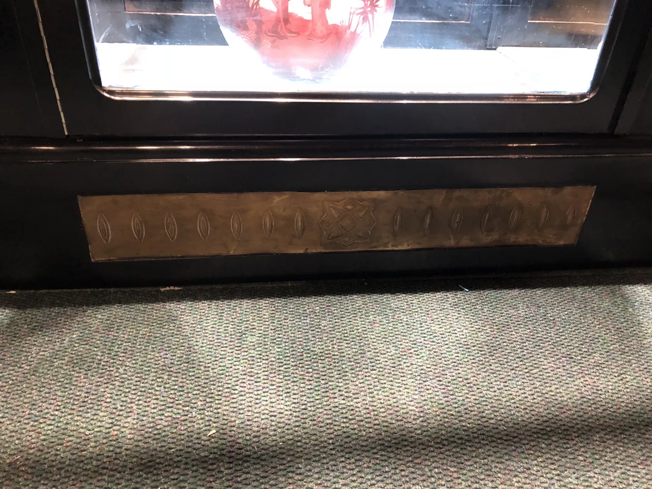 antike vitrine mit dekorativen details in einer gemütlichen umgebung