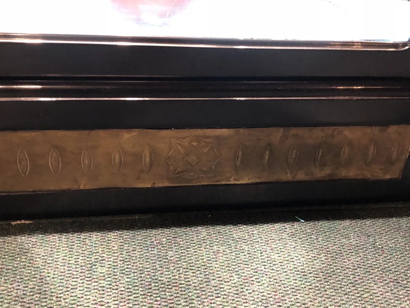 vitrine antiga com detalhes decorativos em relevo