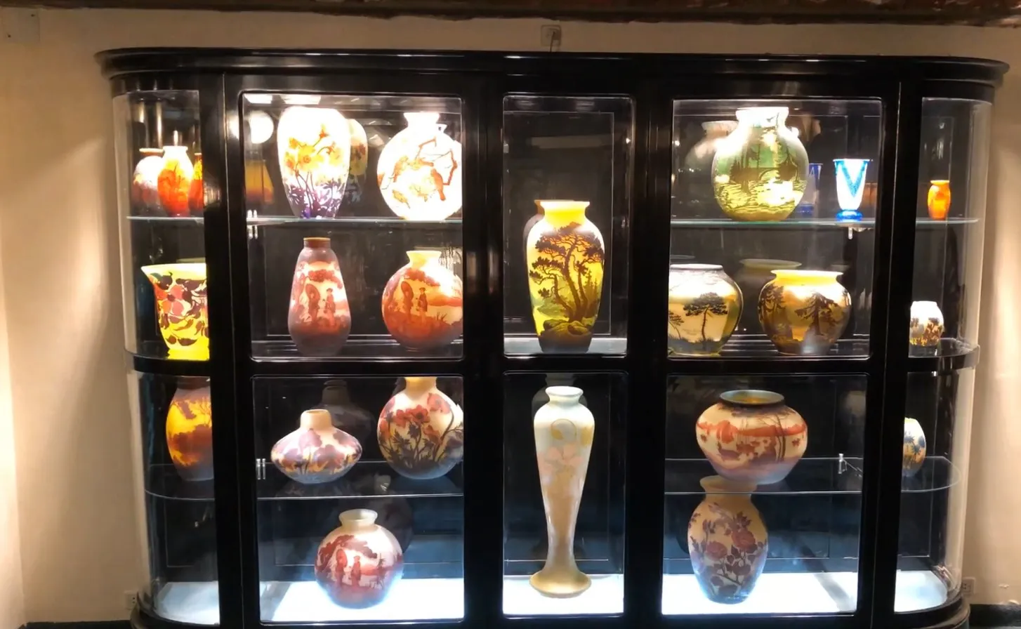 古董展示柜里的色彩缤纷的花瓶和灯光