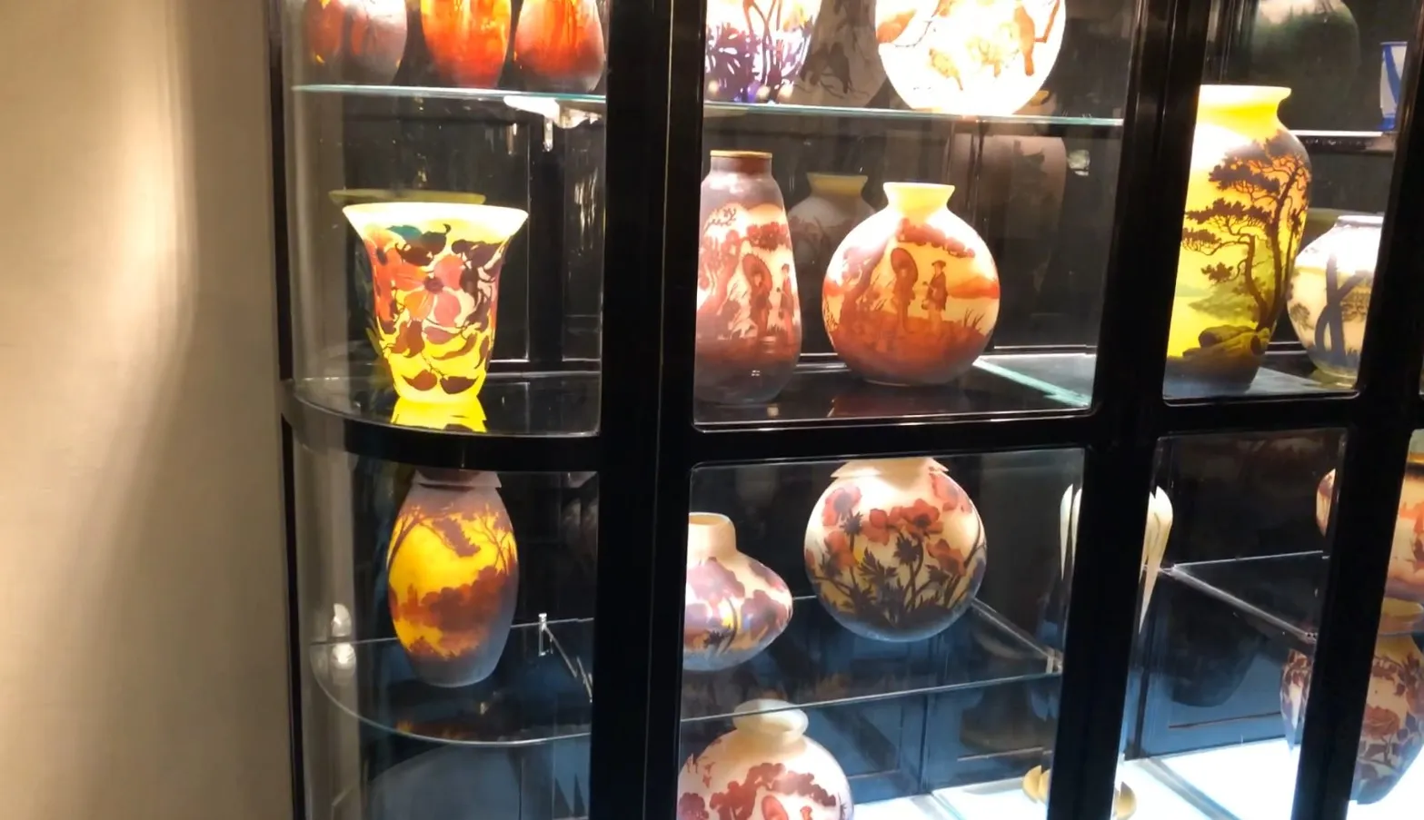 陳列ケースに古代の装飾花瓶