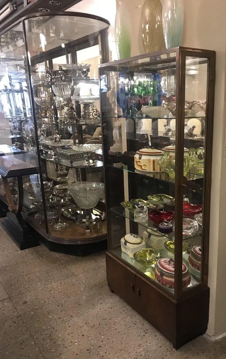 vitrine antiga exibindo itens decorativos