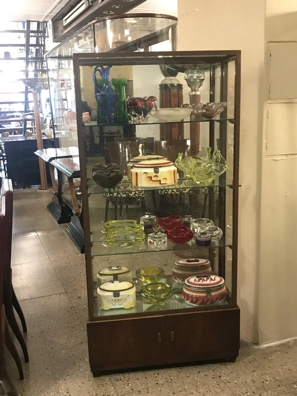 고전적인 진열장에 다양한 장식 악세사리가 있습니다. 내부에 다양한 아이템이 전시됩니다.