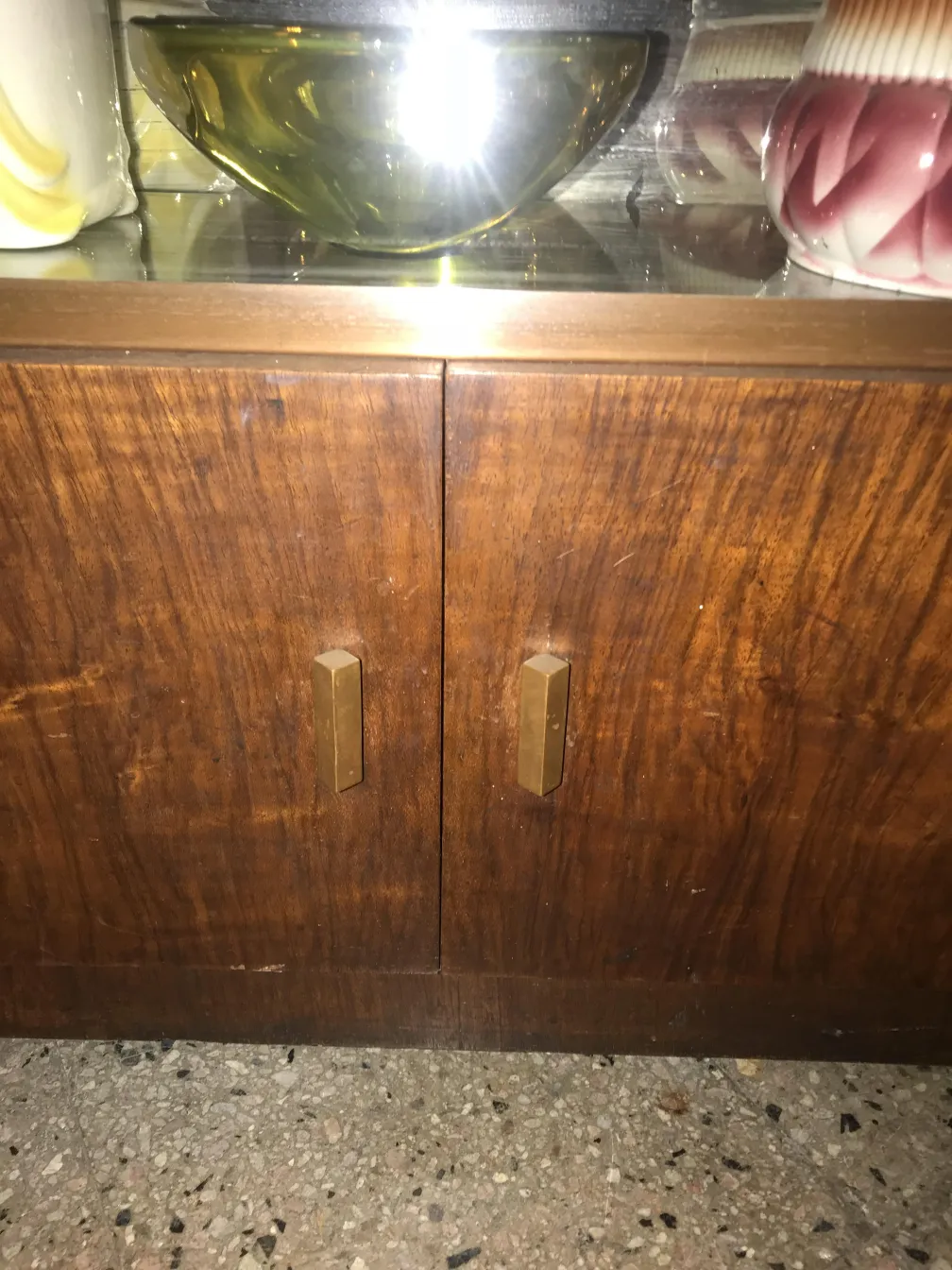 vitrina antigua con dos puertas y decoración en la parte superior