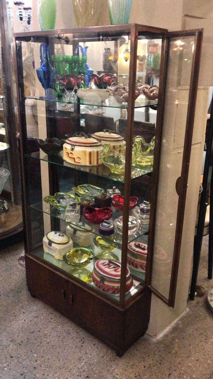 古董展示柜，展示各种生动的收藏品。