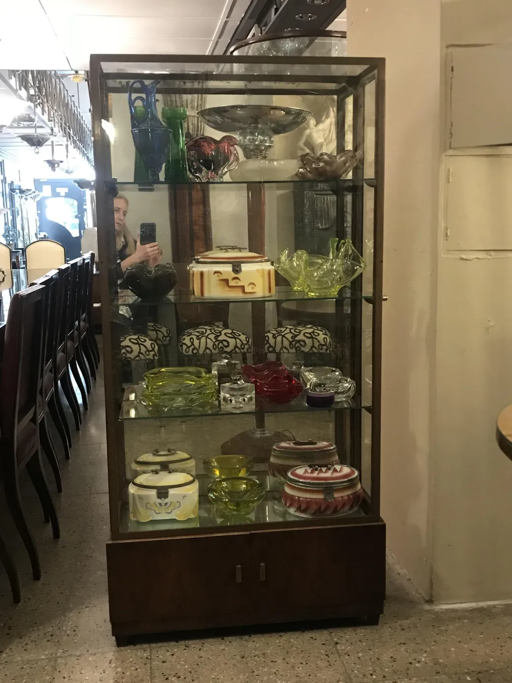 古い展示ケースが色とりどりのアイテムを展示し、クラシックな環境に上品に並べられています