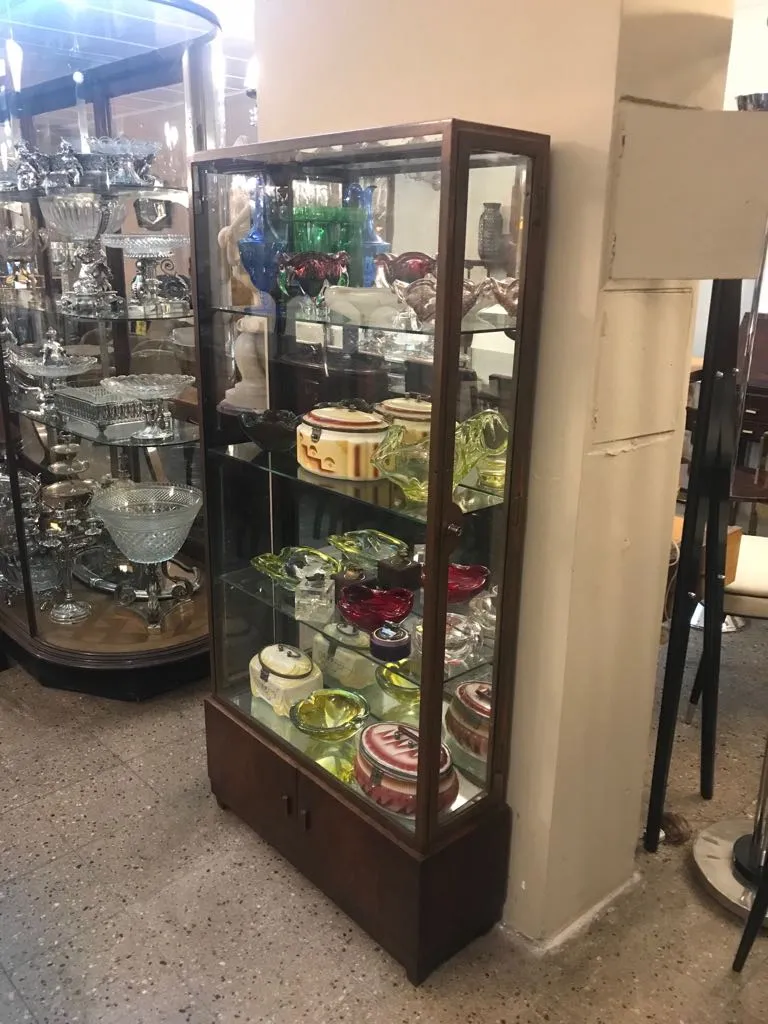 vitrine ancienne avec étagères d'exposition et collections visibles