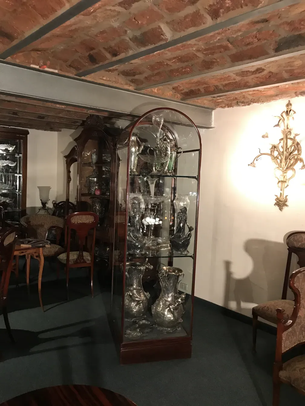 展示古董物品的陈列柜，明亮的灯光下。