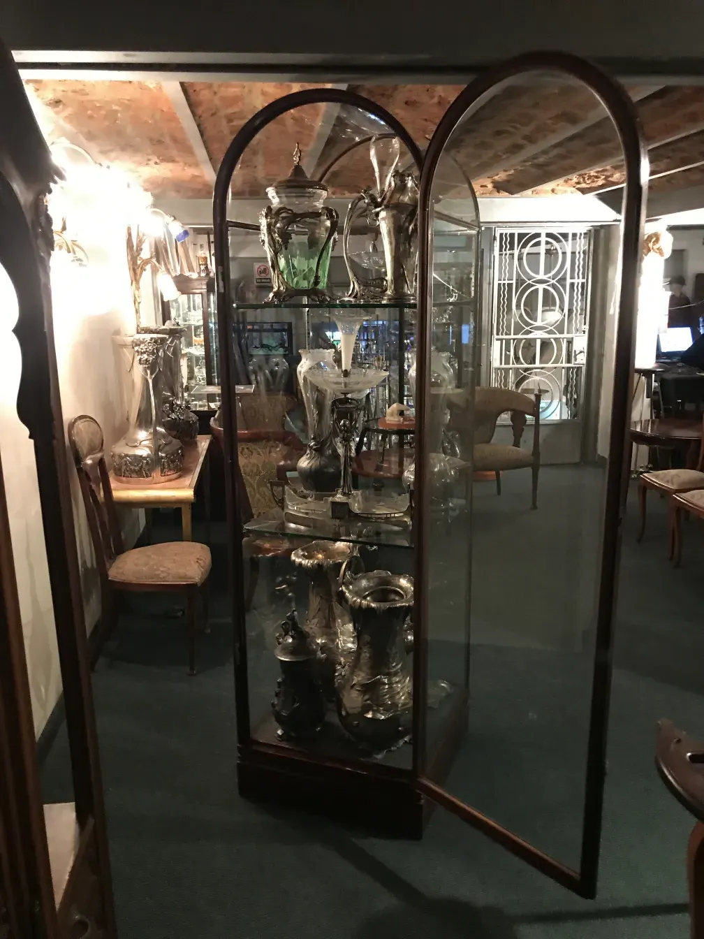 antike vitrine mit verschiedenen ausstellungsstücken