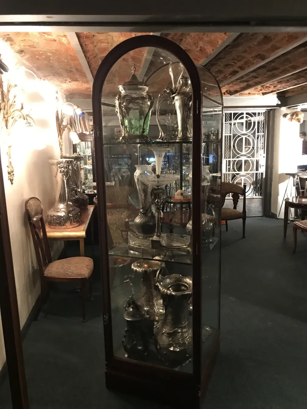 古董展示柜，内部有各种陈列品，背光。