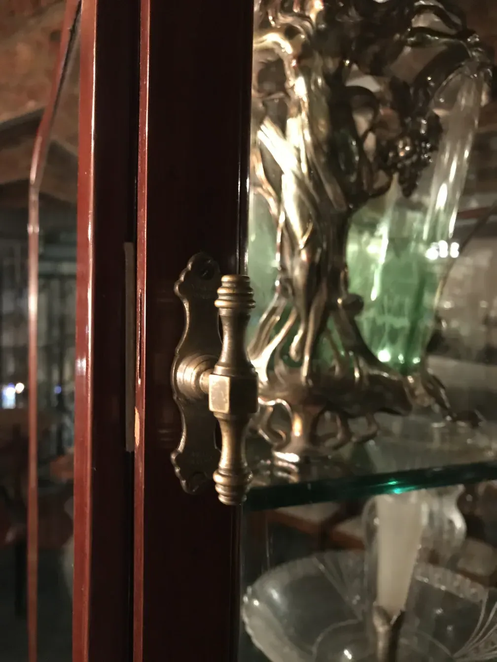 vitrine antiga com fechadura e belas decorações