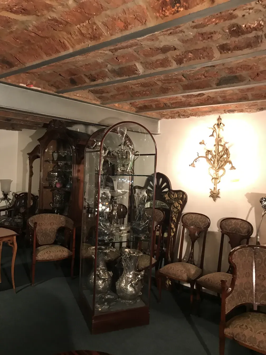 antike vitrine mit verschiedenen dekorativen objekte