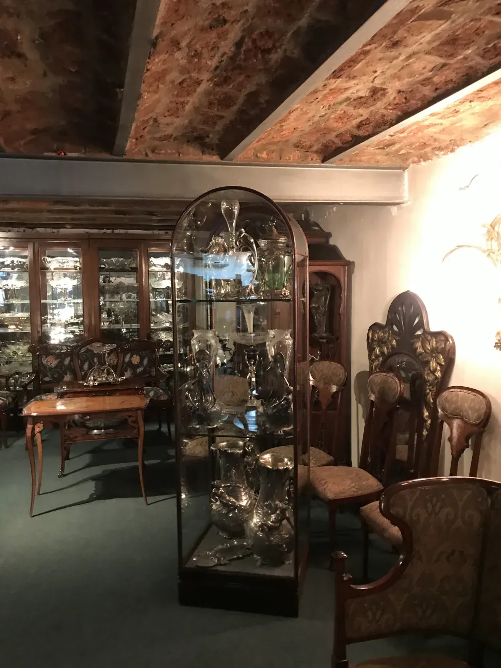 vitrine antiga exibindo vários colecionáveis