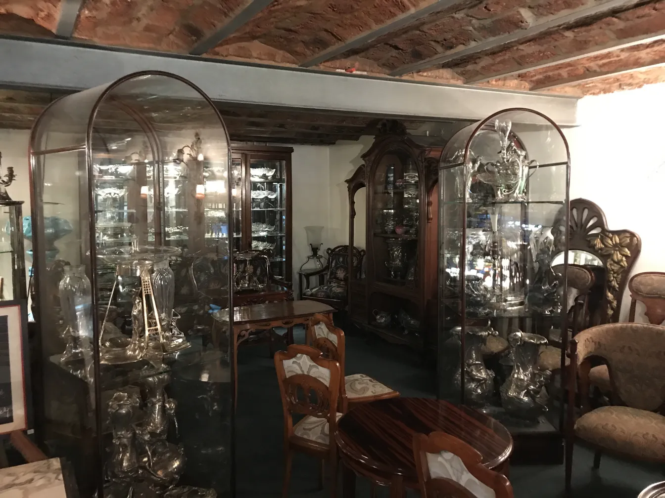 vitrine antiga cheia de itens decorativos em um ambiente