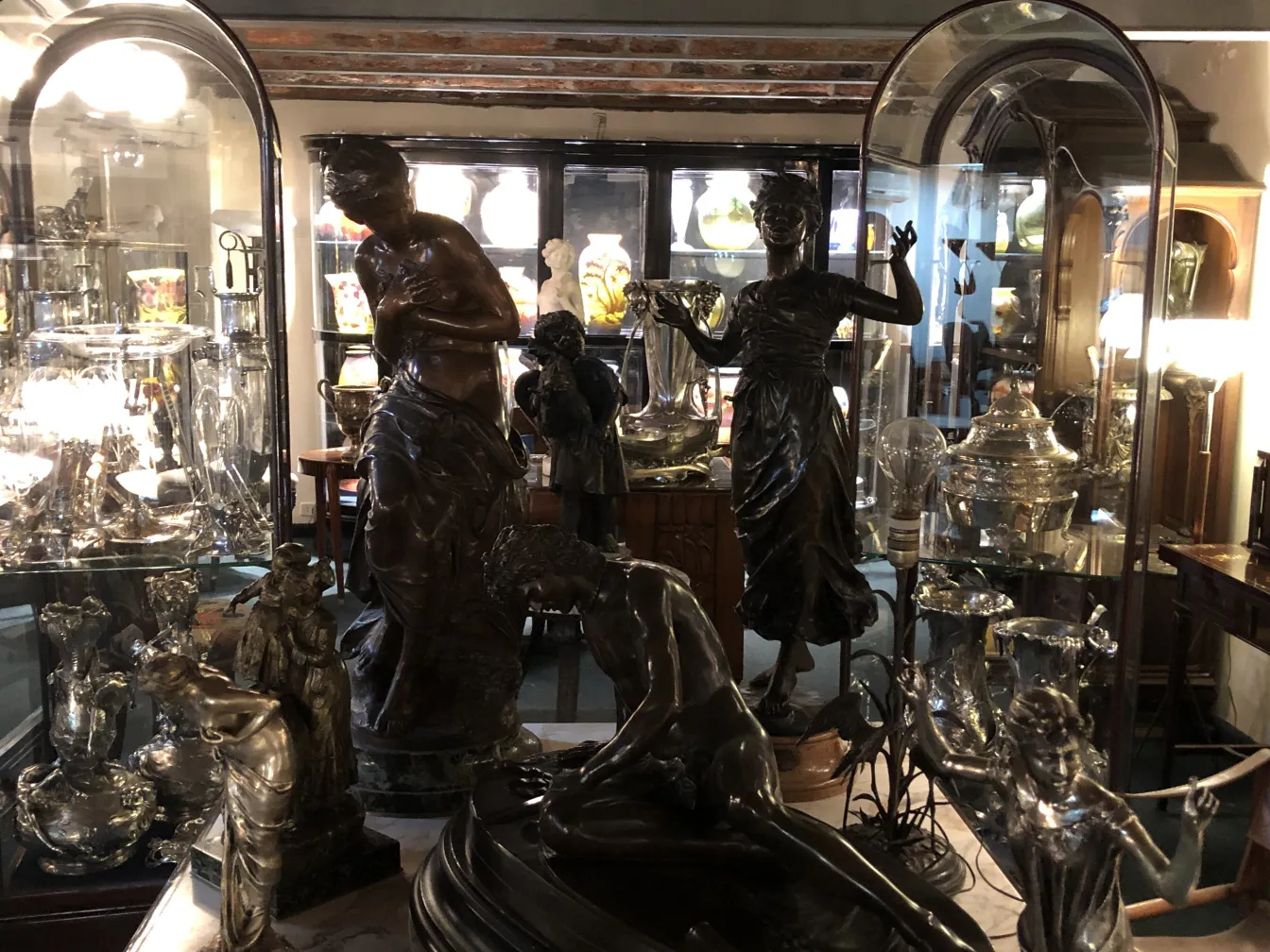 Vetrina antica con sculture e decorazioni illuminate, atmosfera elegante