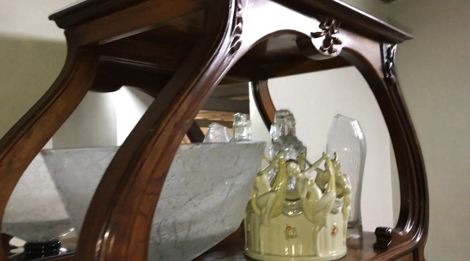 vitrine antiga com detalhes ornamentais e decorativos