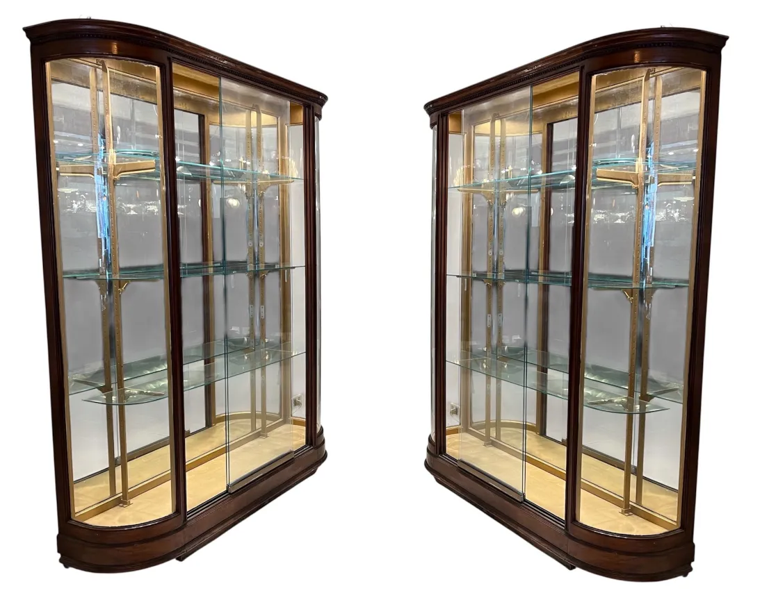 vitrine antiga com design curvo, perfeita para exibir