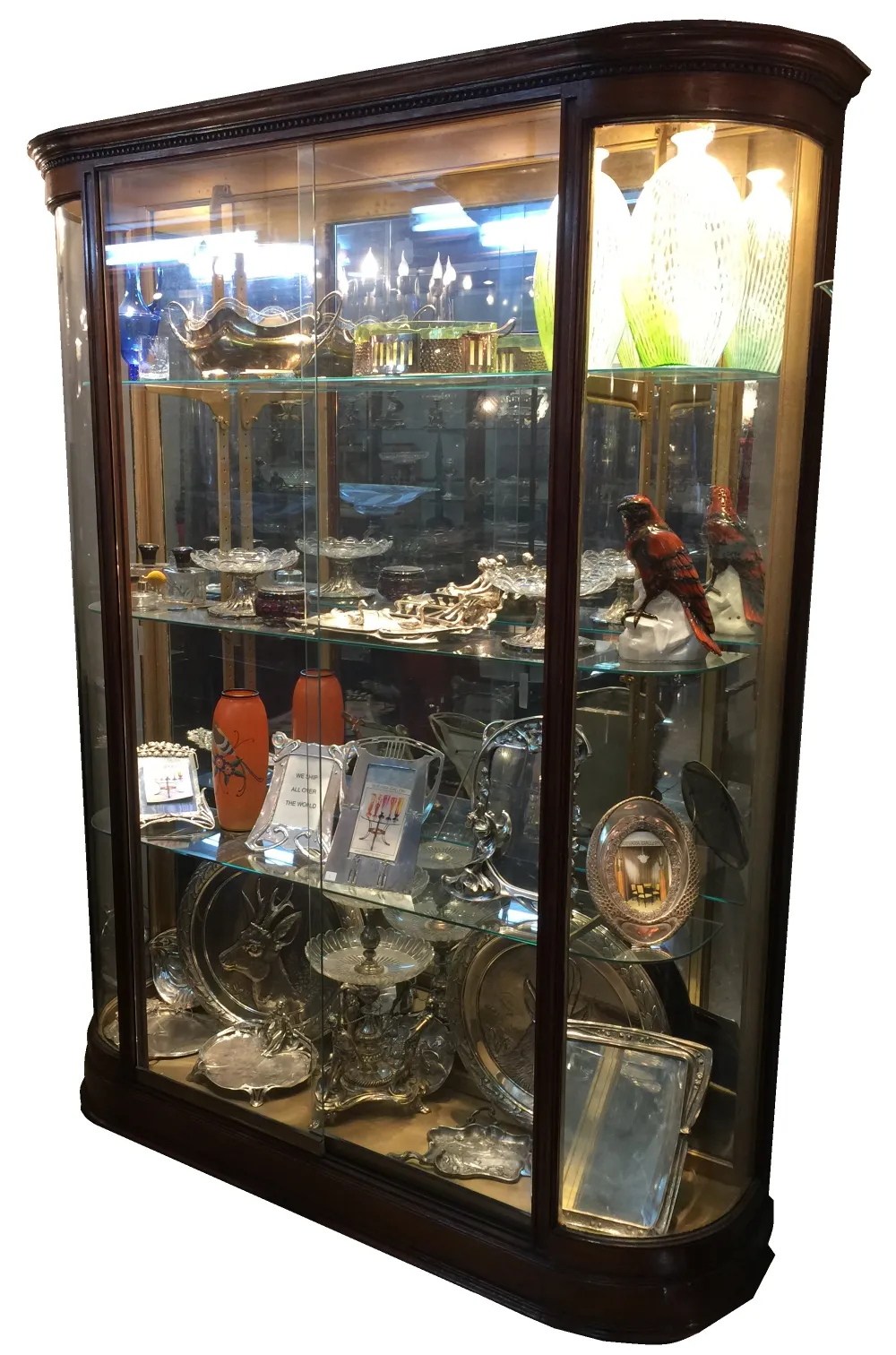 Antike Vitrine mit verschiedenen Gegenständen