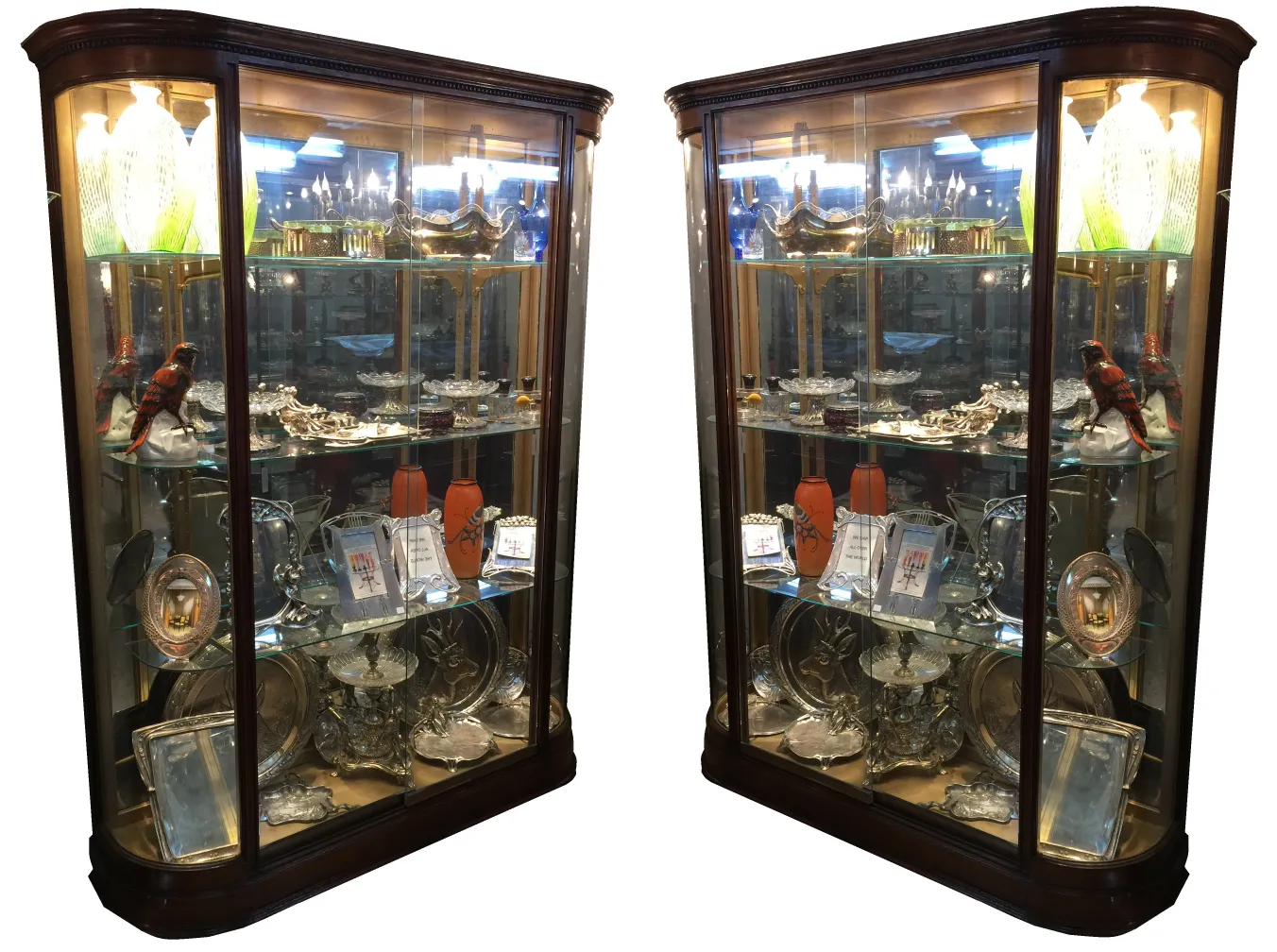 vitrina de antigüedades con cristales y figuras decorativas