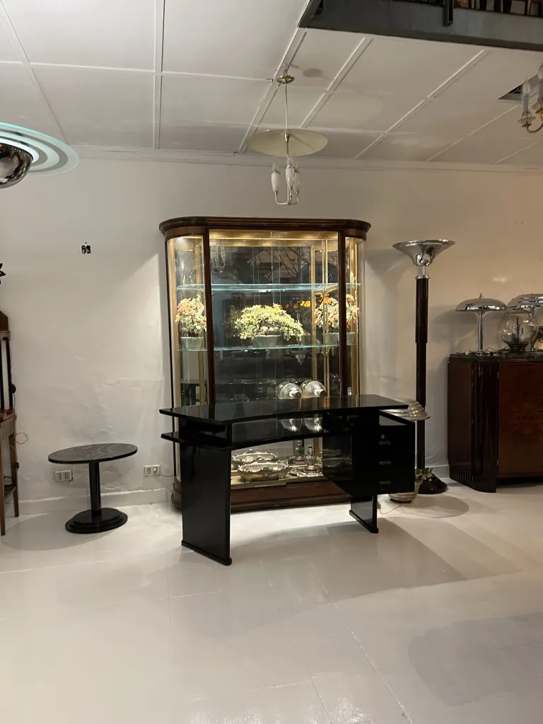 Vetrina antica con decorazioni, perfetta per esporre collezioni.