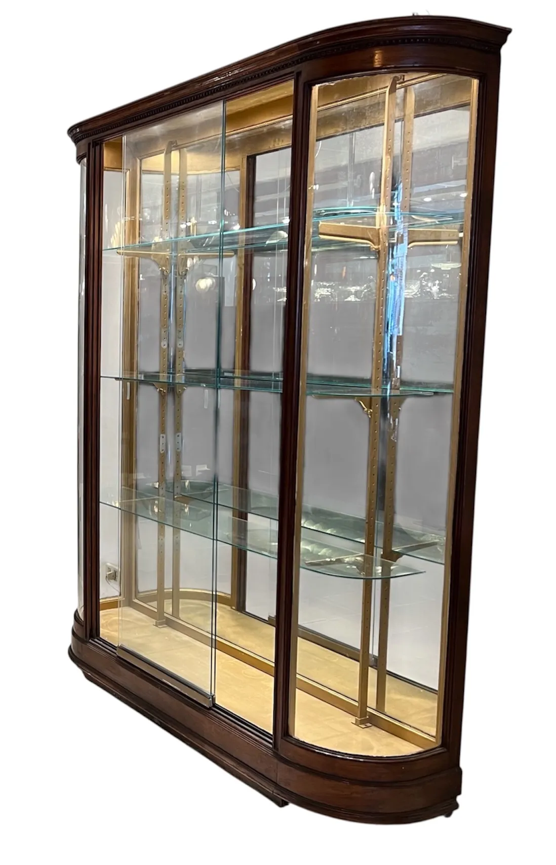 Vitrina antigua con estantes de cristal y estructura elegante, ideal para colecciones. Ambientada en un entorno acogedor.
