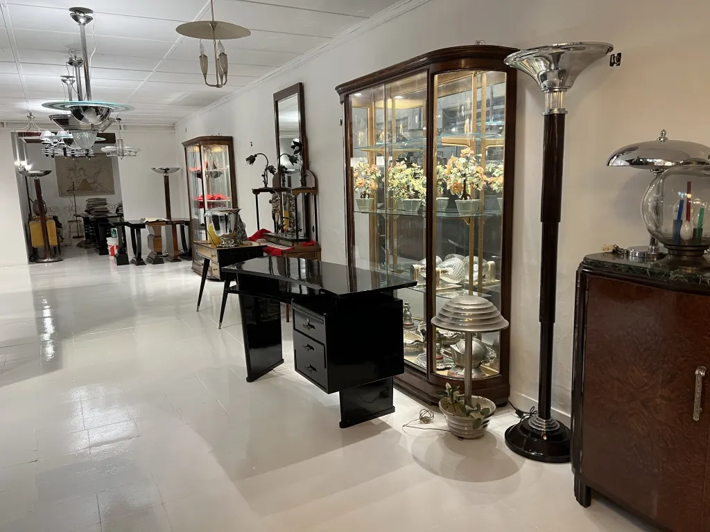 Vitrine antiga com iluminação, ambiente elegante e decorativo.