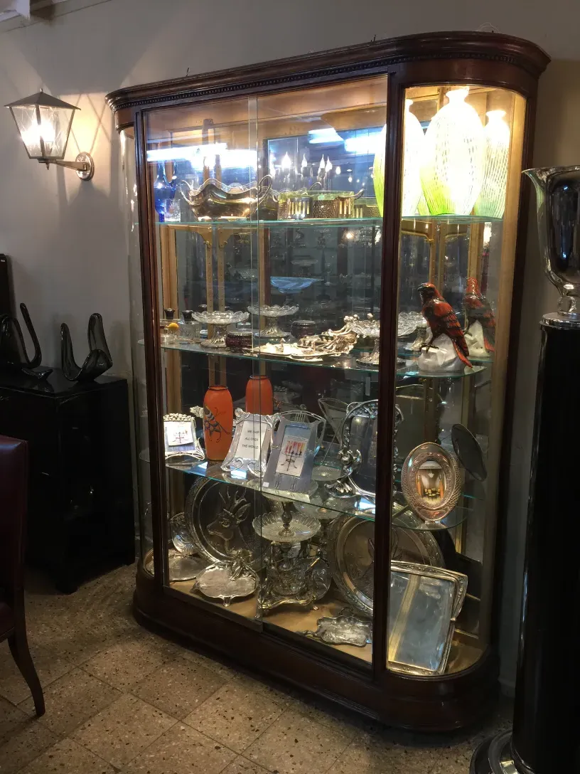 Vitrine ancienne avec divers objets exposés illuminés