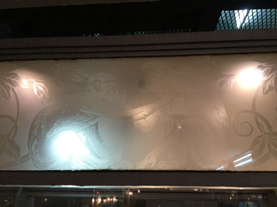 古董陈列柜，带有猴子图案和花卉装饰