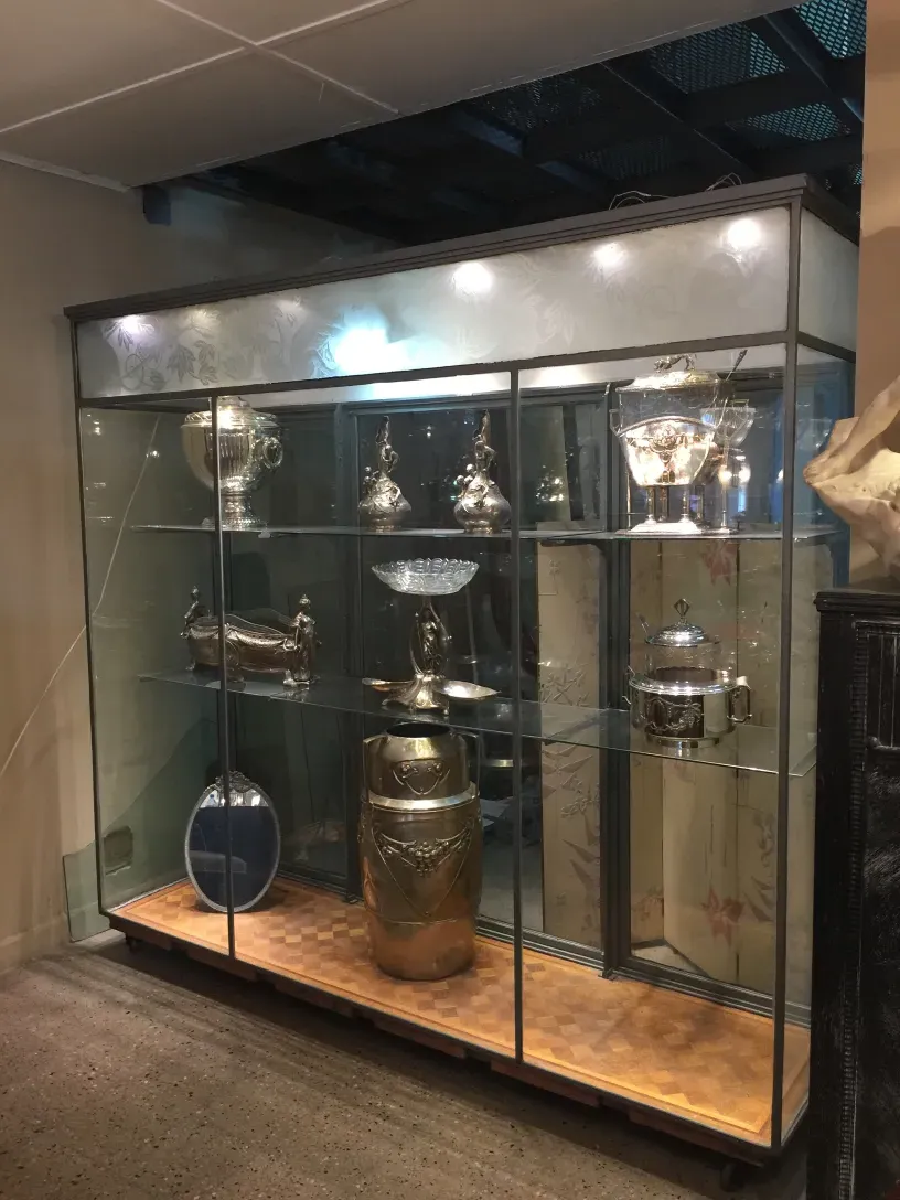 古い陳列ケースにコレクションと装飾要素が展示されています。