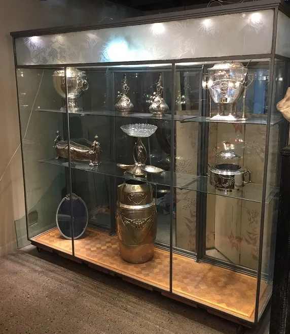 Antike Vitrine mit Sammlerstücken.